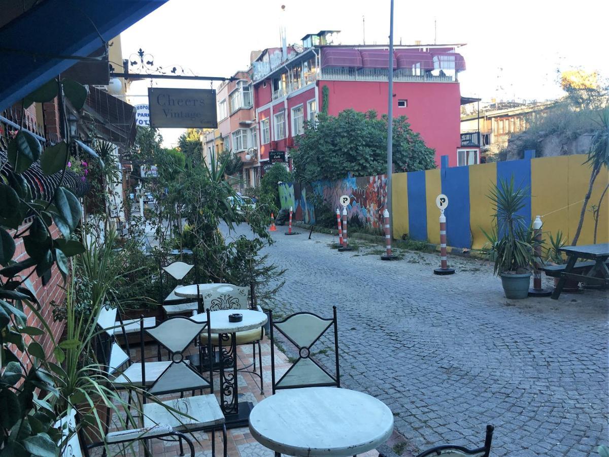 Cheers Vintage Hostel Estambul Exterior foto The courtyard of the restaurant