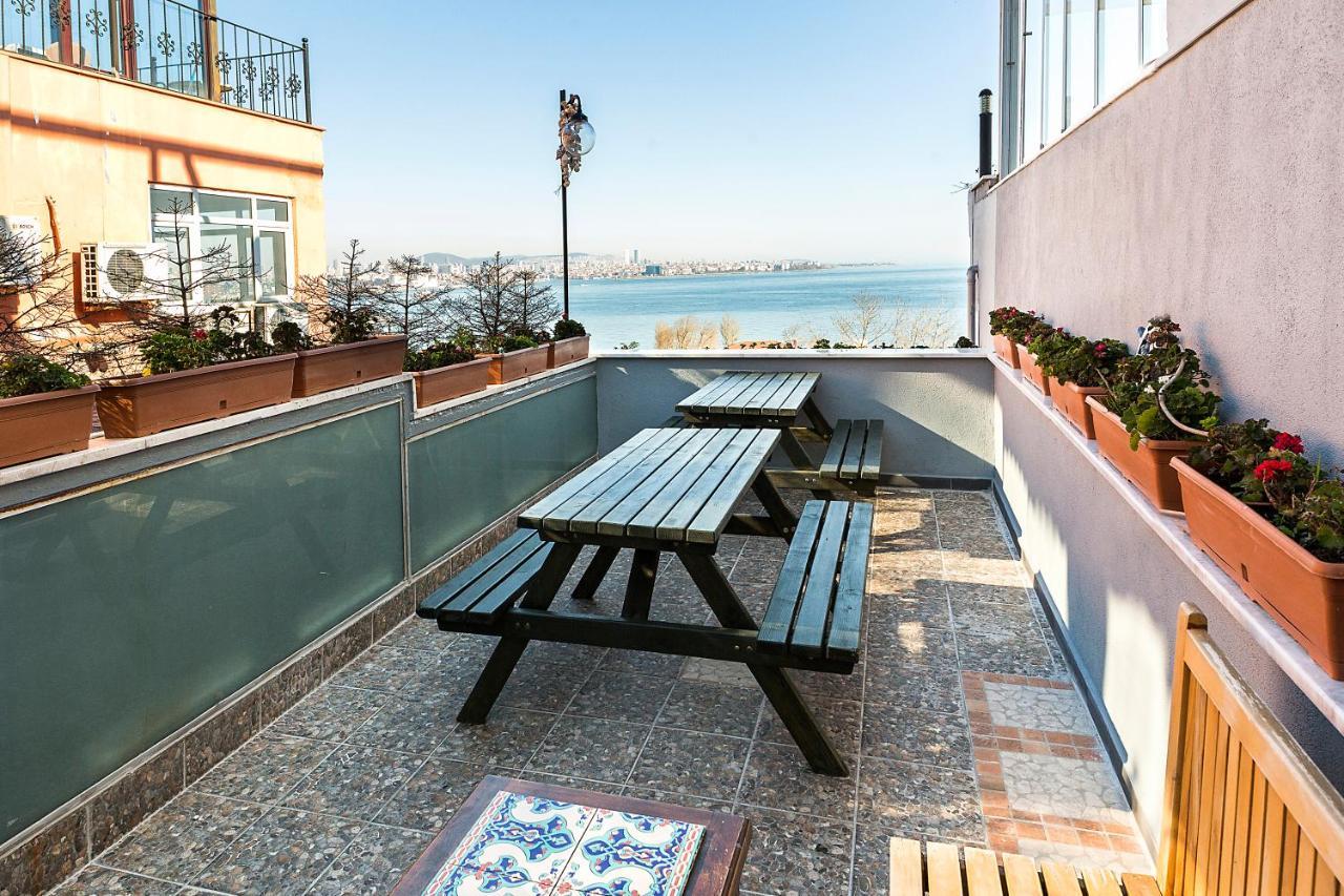 Cheers Vintage Hostel Estambul Exterior foto A balcony in Lisbon, Portugal