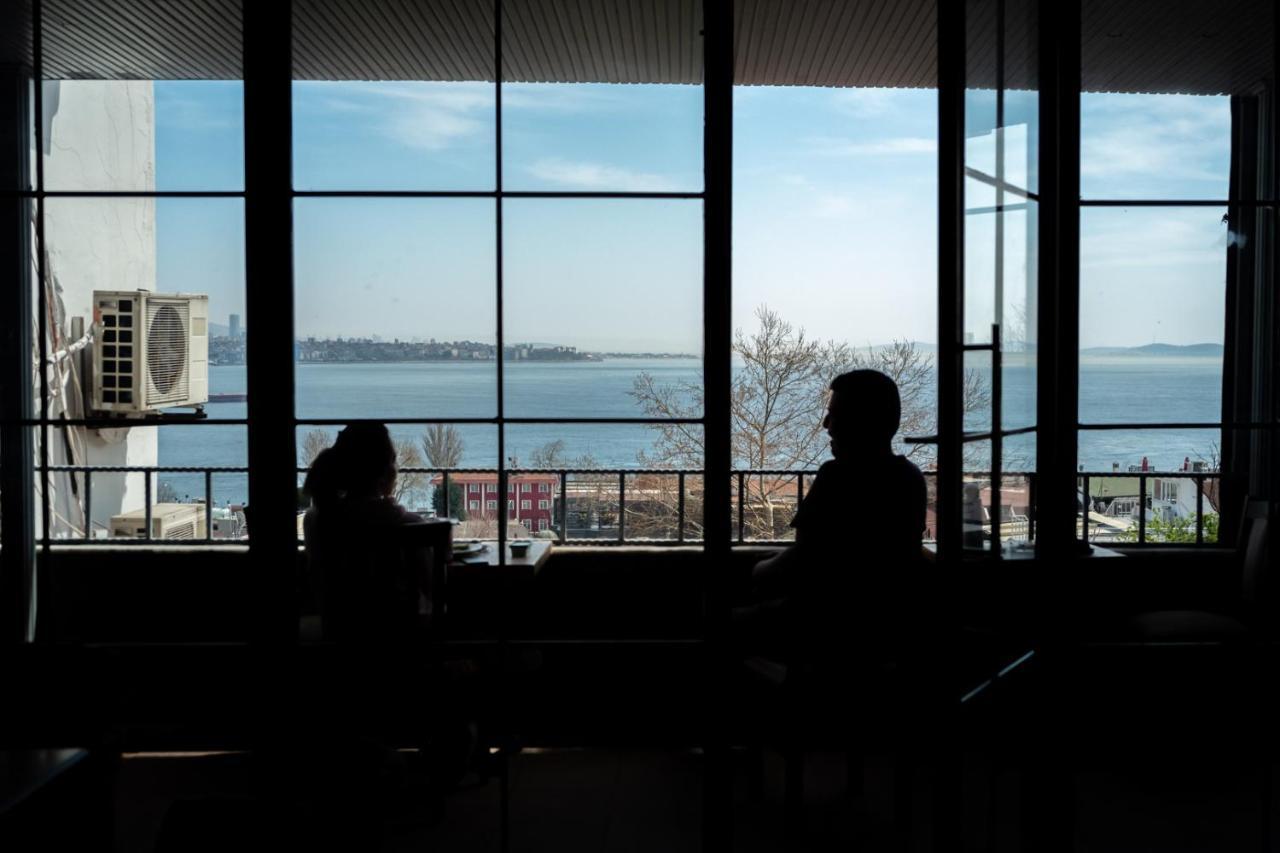 Cheers Vintage Hostel Estambul Exterior foto View from the library