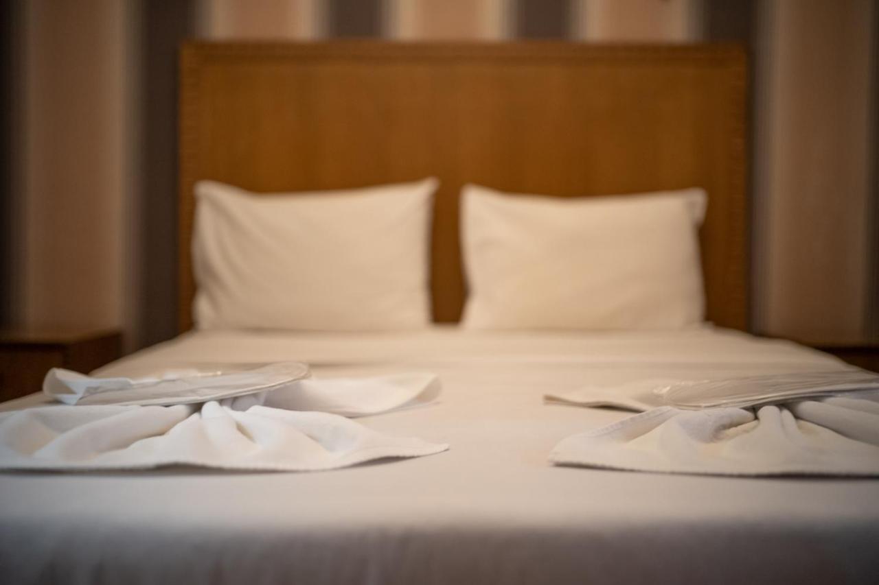 Cheers Vintage Hostel Estambul Exterior foto A bed with pillows