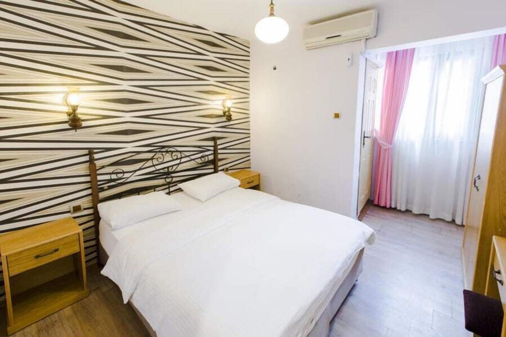 Cheers Vintage Hostel Estambul Exterior foto A bedroom in a hotel
