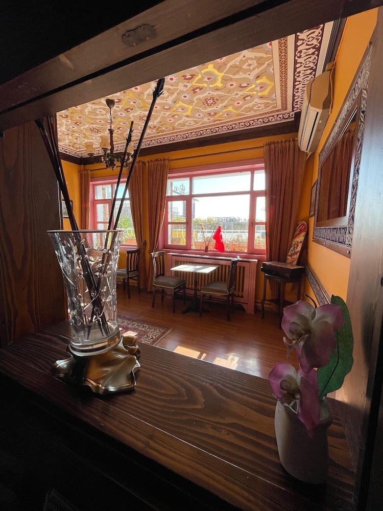 Cheers Vintage Hostel Estambul Exterior foto The interior of the house