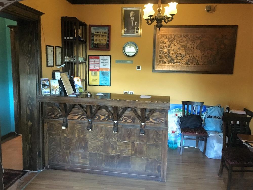 Cheers Vintage Hostel Estambul Exterior foto The front desk at the station