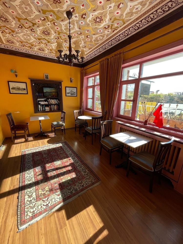 Cheers Vintage Hostel Estambul Exterior foto The interior of the cafe