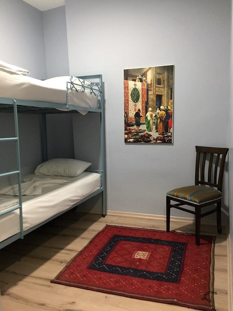Cheers Vintage Hostel Estambul Exterior foto A typical room at the hostel