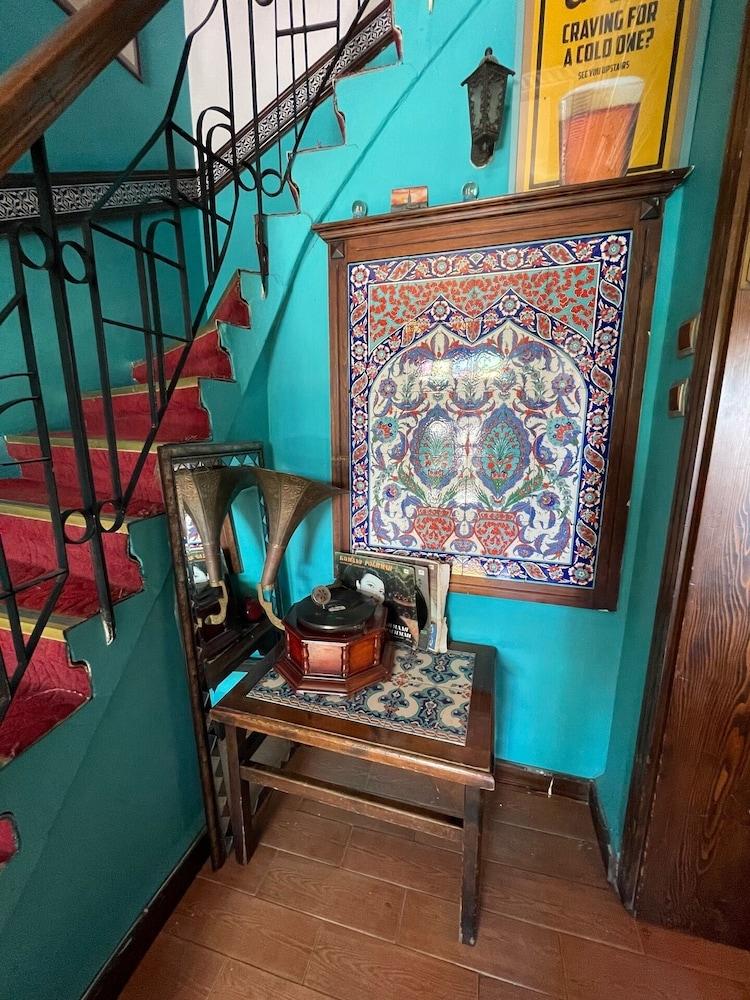 Cheers Vintage Hostel Estambul Exterior foto A view of the staircase