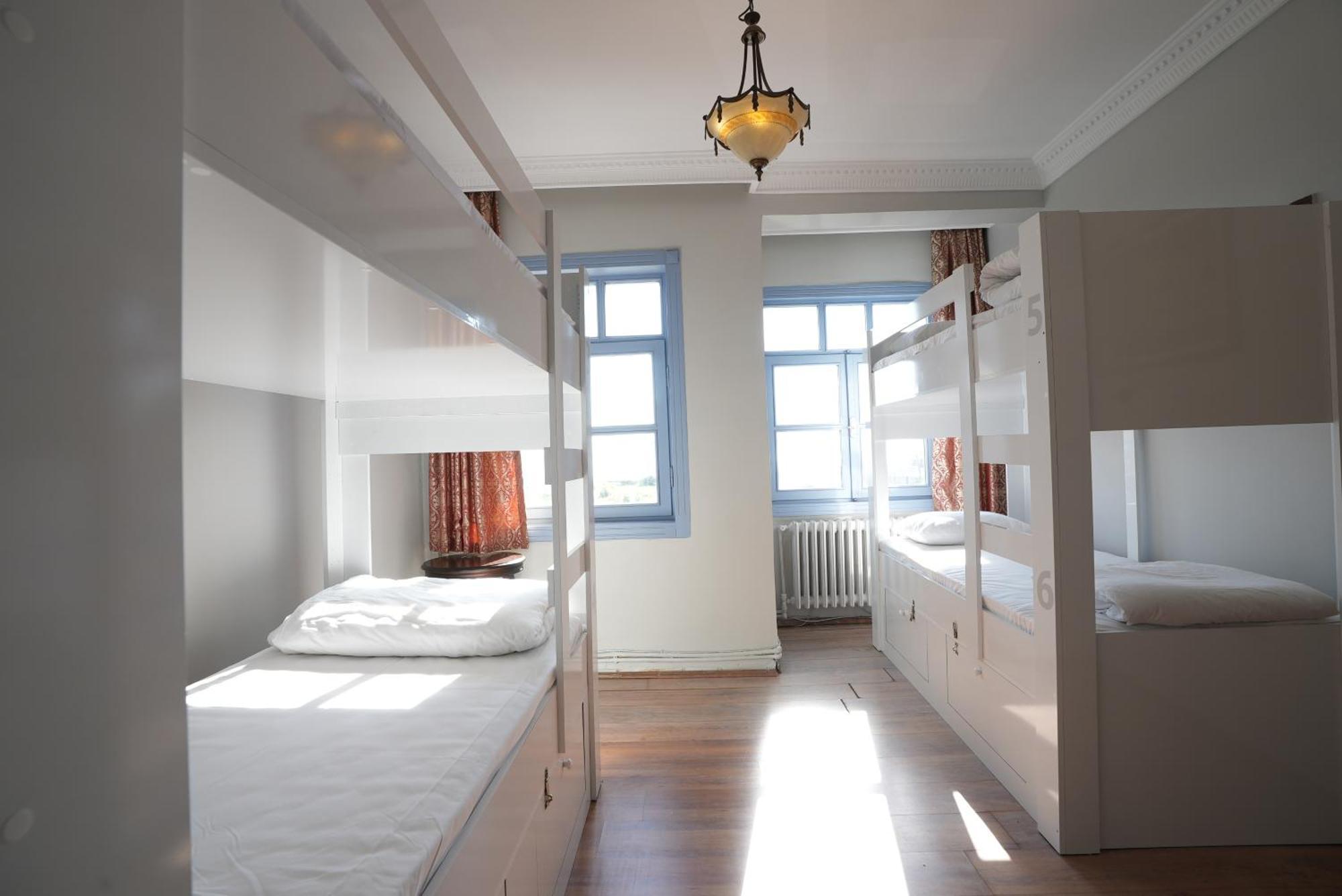Cheers Vintage Hostel Estambul Exterior foto Hostel room in Madrid, Spain