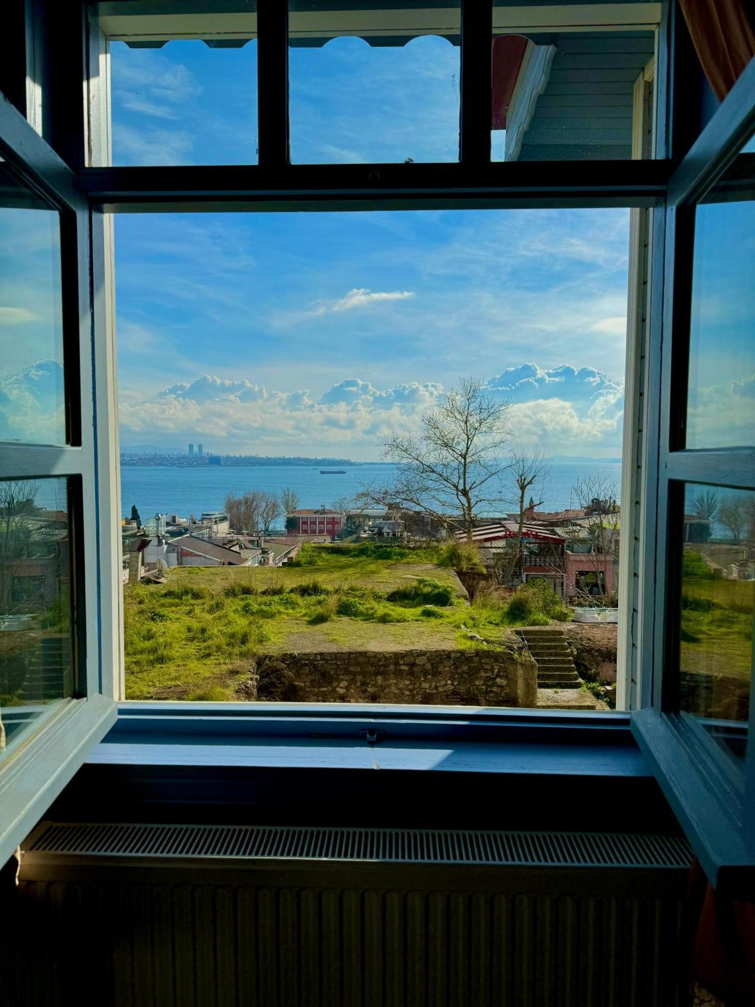 Cheers Vintage Hostel Estambul Exterior foto View of the Aegean Sea from the window of a house in Çeşme