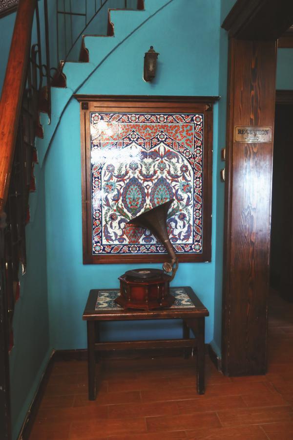 Cheers Vintage Hostel Estambul Exterior foto A gramophone in the museum
