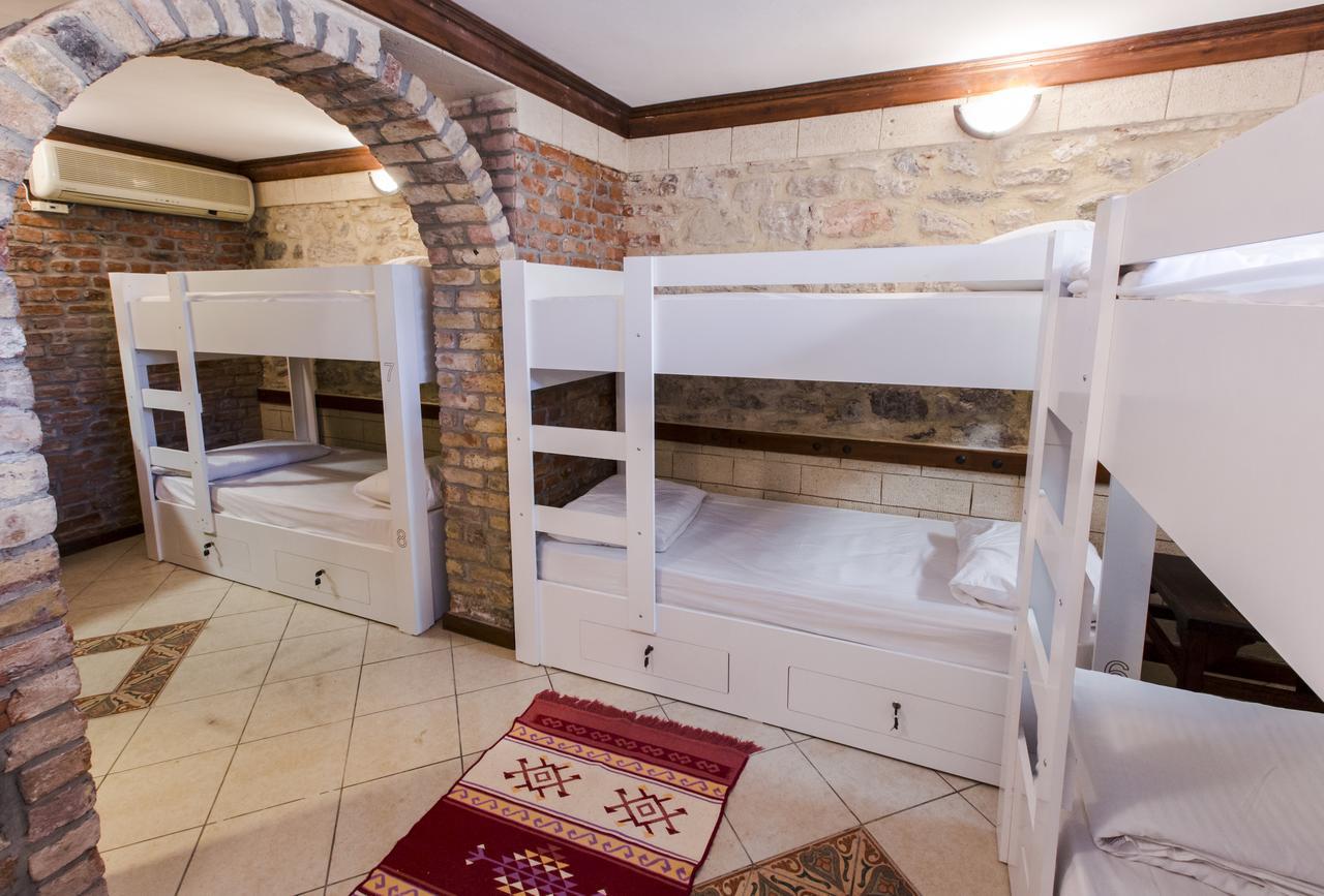 Cheers Vintage Hostel Estambul Exterior foto Hostel room in the UK