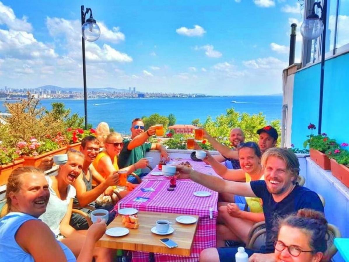 Cheers Vintage Hostel Estambul Exterior foto A typical rooftop party