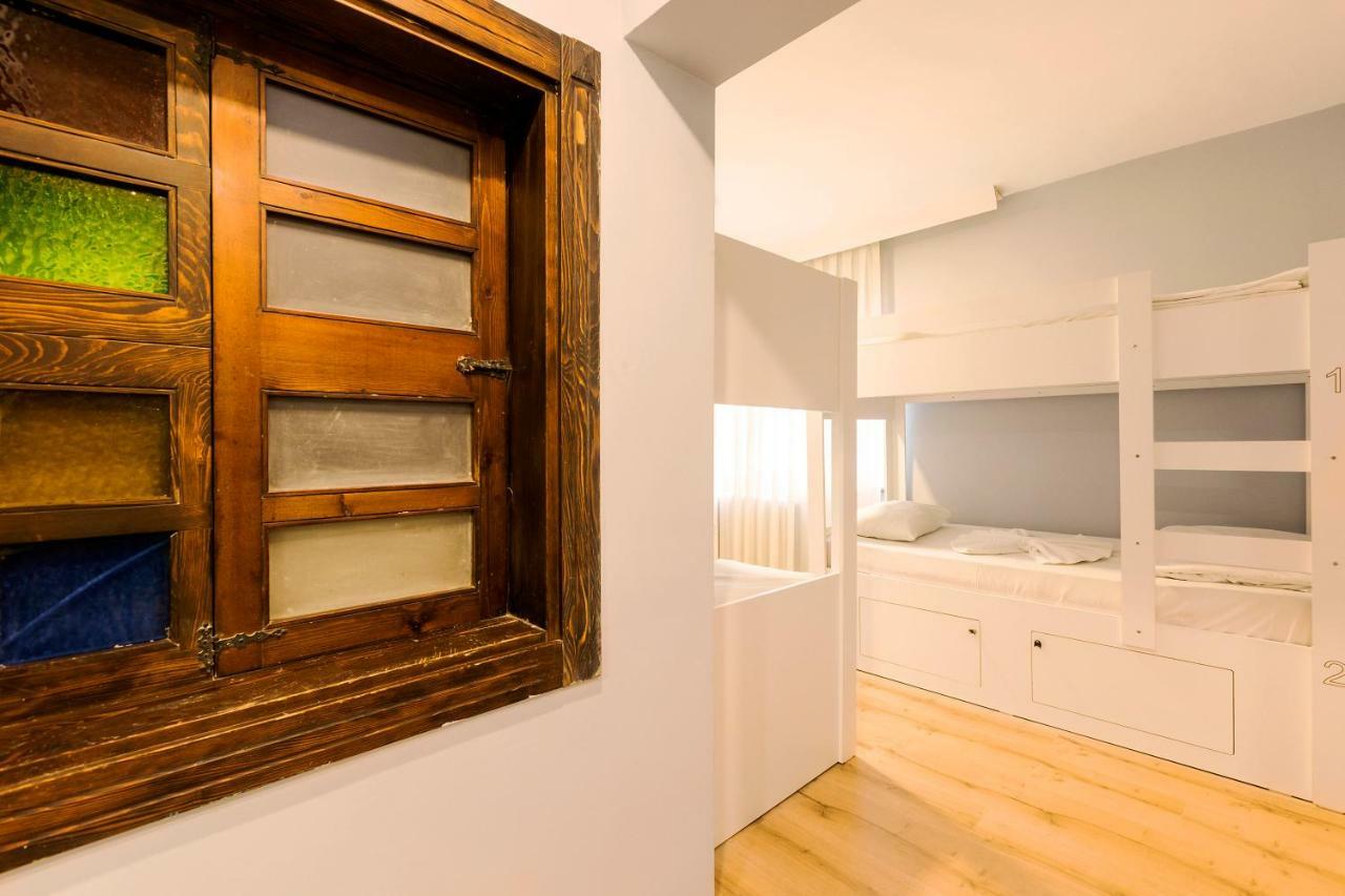 Cheers Vintage Hostel Estambul Exterior foto A room at the hostel