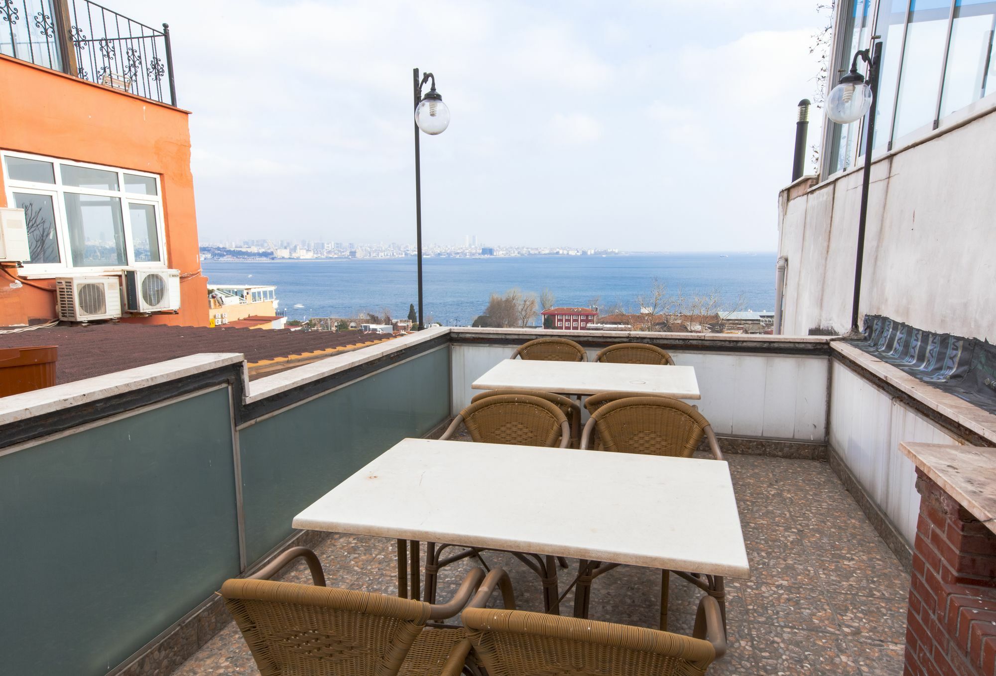 Cheers Vintage Hostel Estambul Exterior foto A view of the Black Sea from the hotel