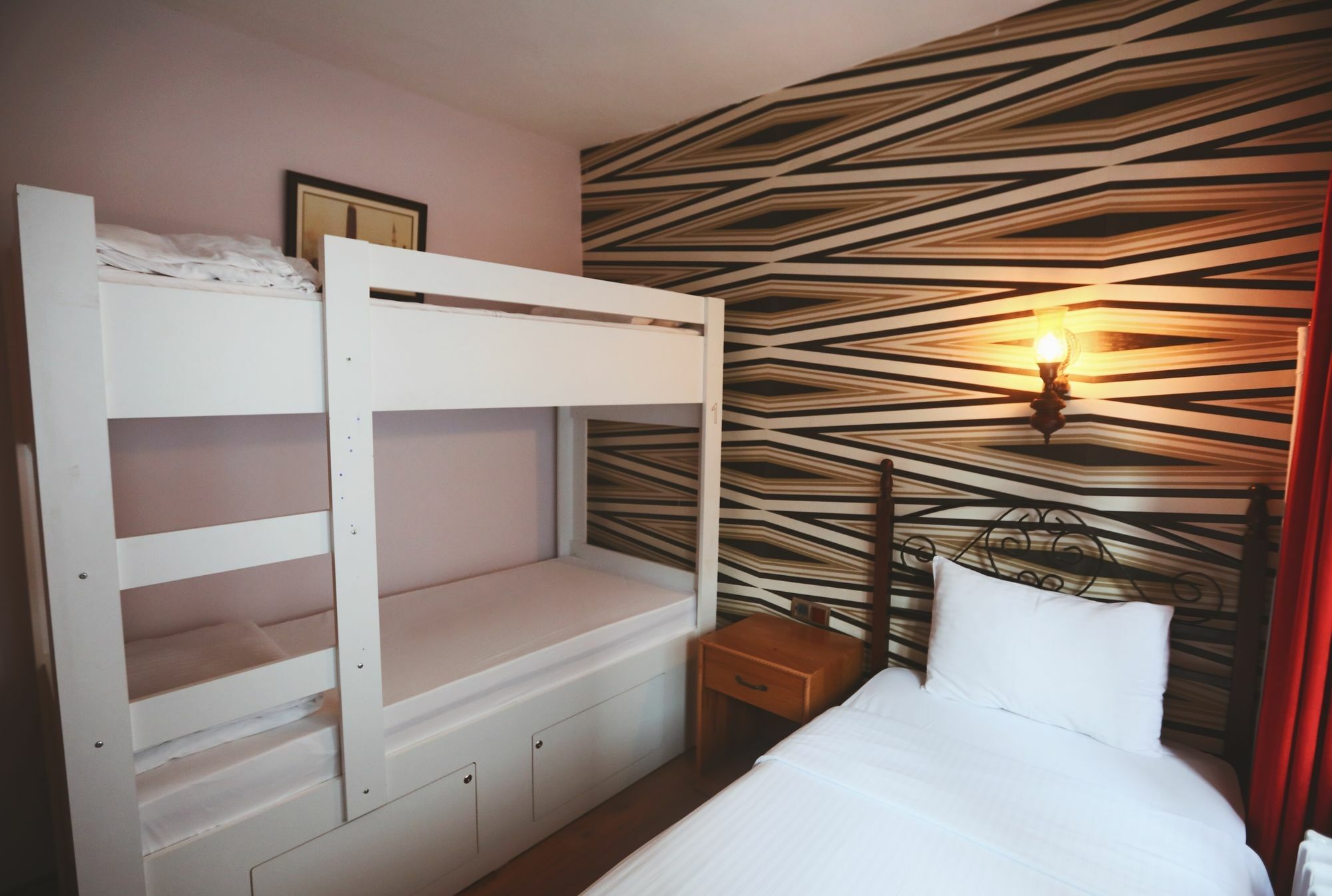 Cheers Vintage Hostel Estambul Exterior foto A bunk bed in a hotel room