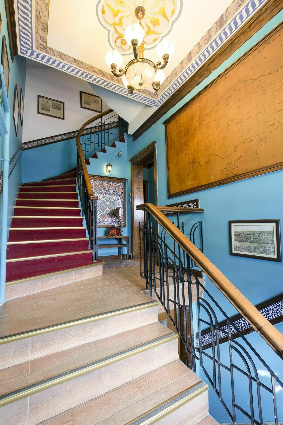 Cheers Vintage Hostel Estambul Exterior foto Interior of the house