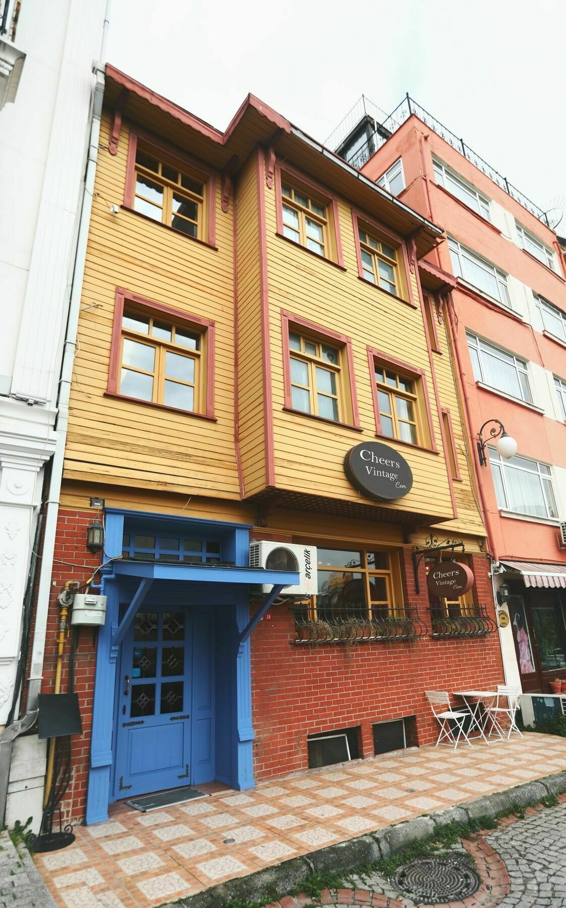 Cheers Vintage Hostel Estambul Exterior foto A typical house in Çukurcuma