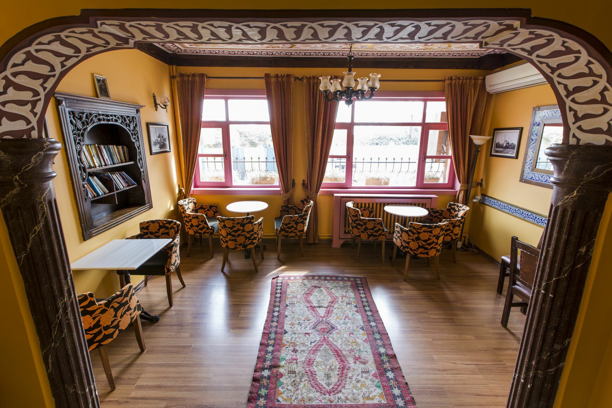 Cheers Vintage Hostel Estambul Exterior foto Interior of the library