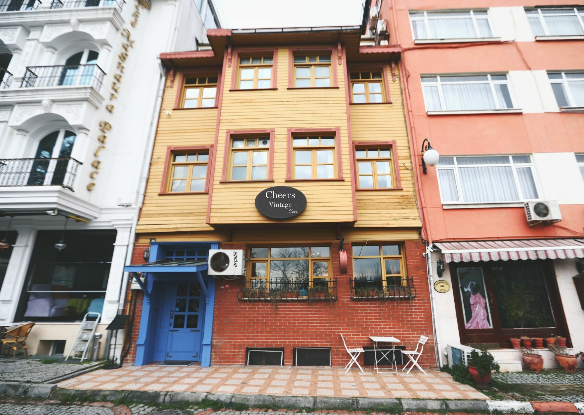 Cheers Vintage Hostel Estambul Exterior foto The building of the museum