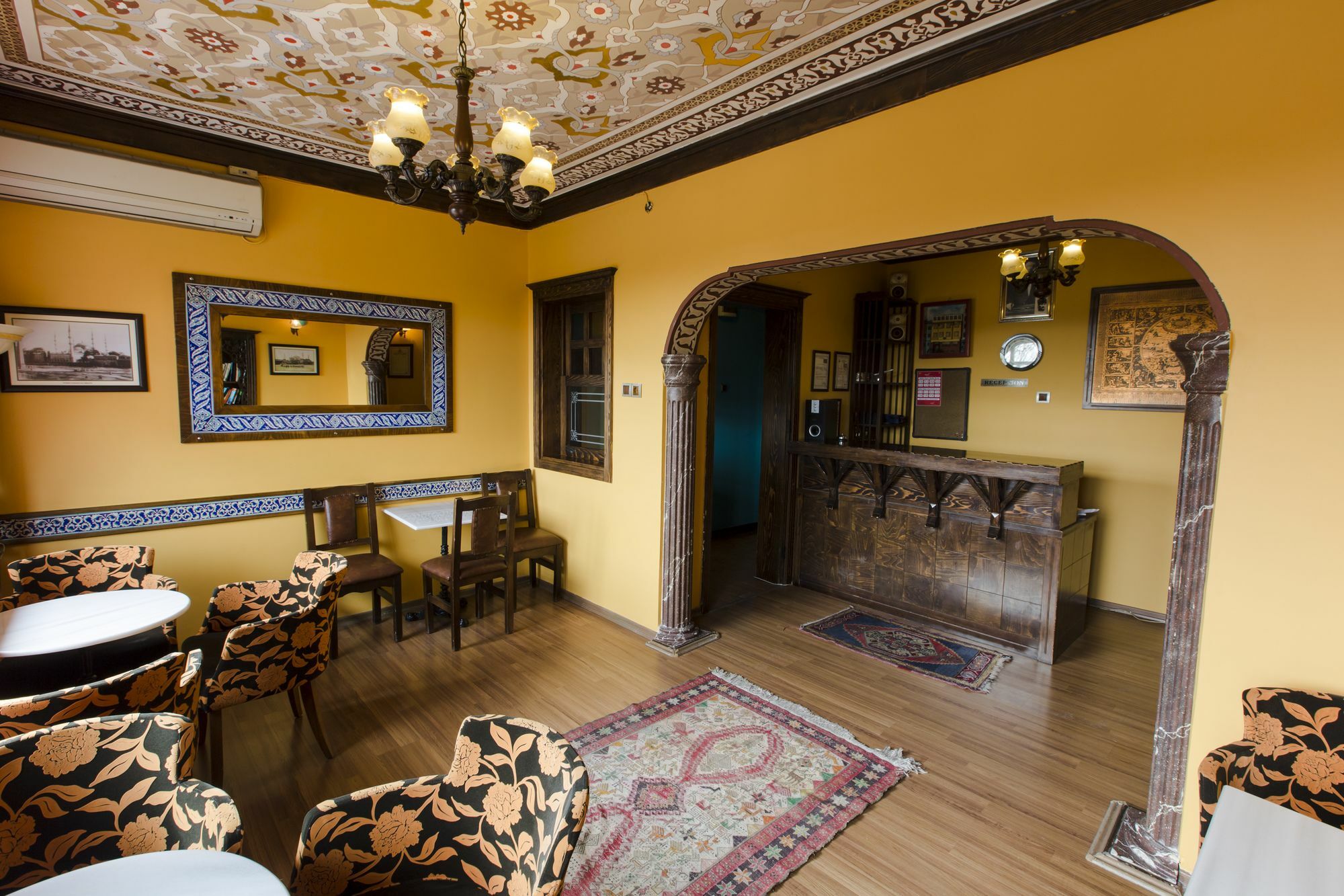 Cheers Vintage Hostel Estambul Exterior foto Interior of the restaurant
